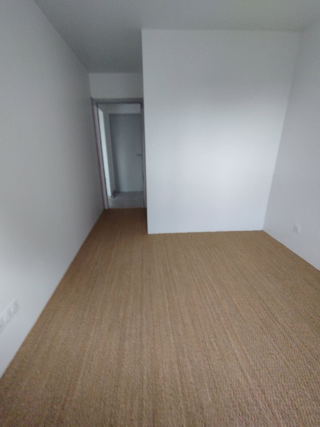 Chambre en cours de rénovation — sol neuf posé, pièce prête à finir