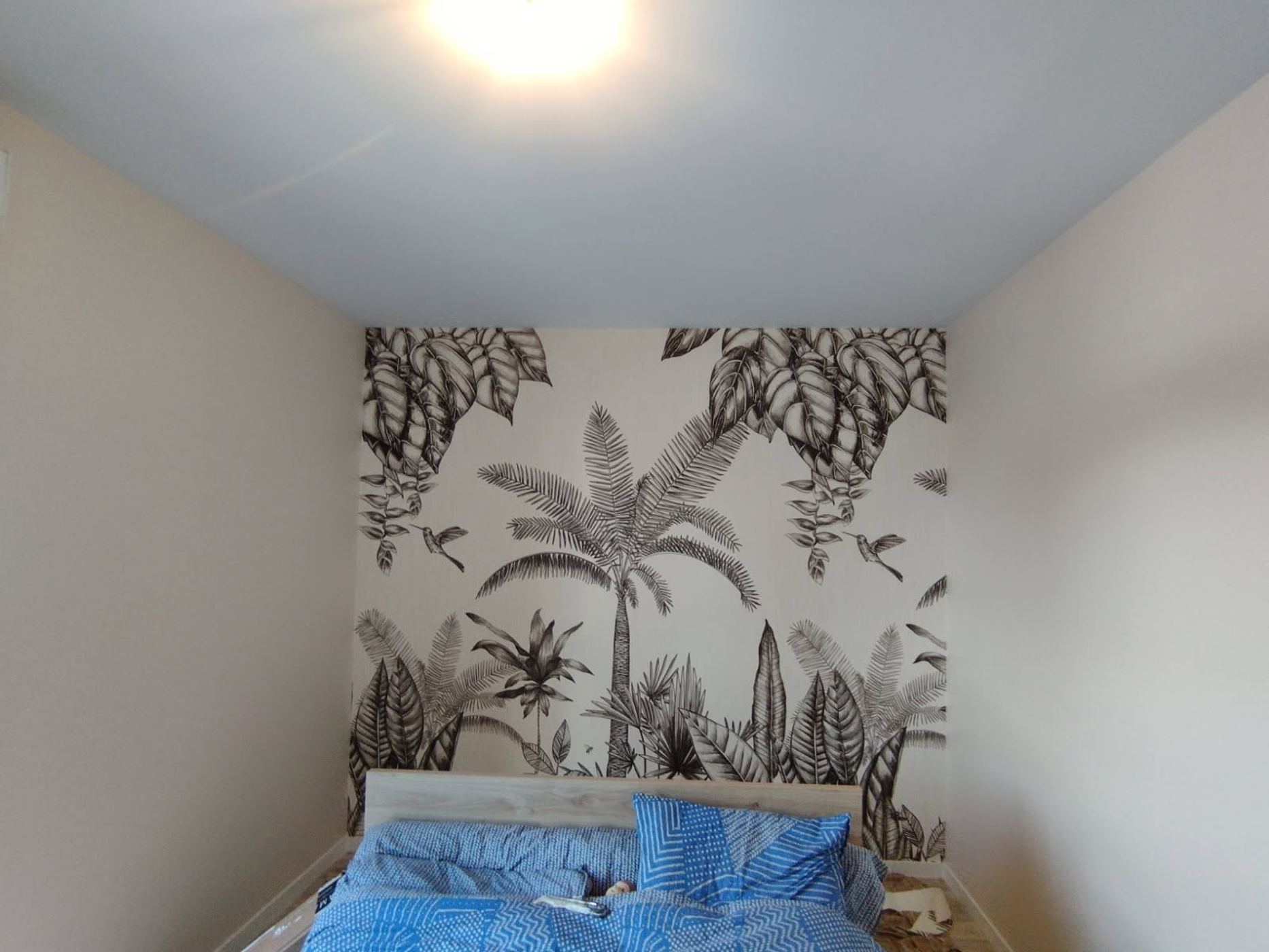 Chambre rénovée par Nouvel Espace — pan de mur en papier peint jungle